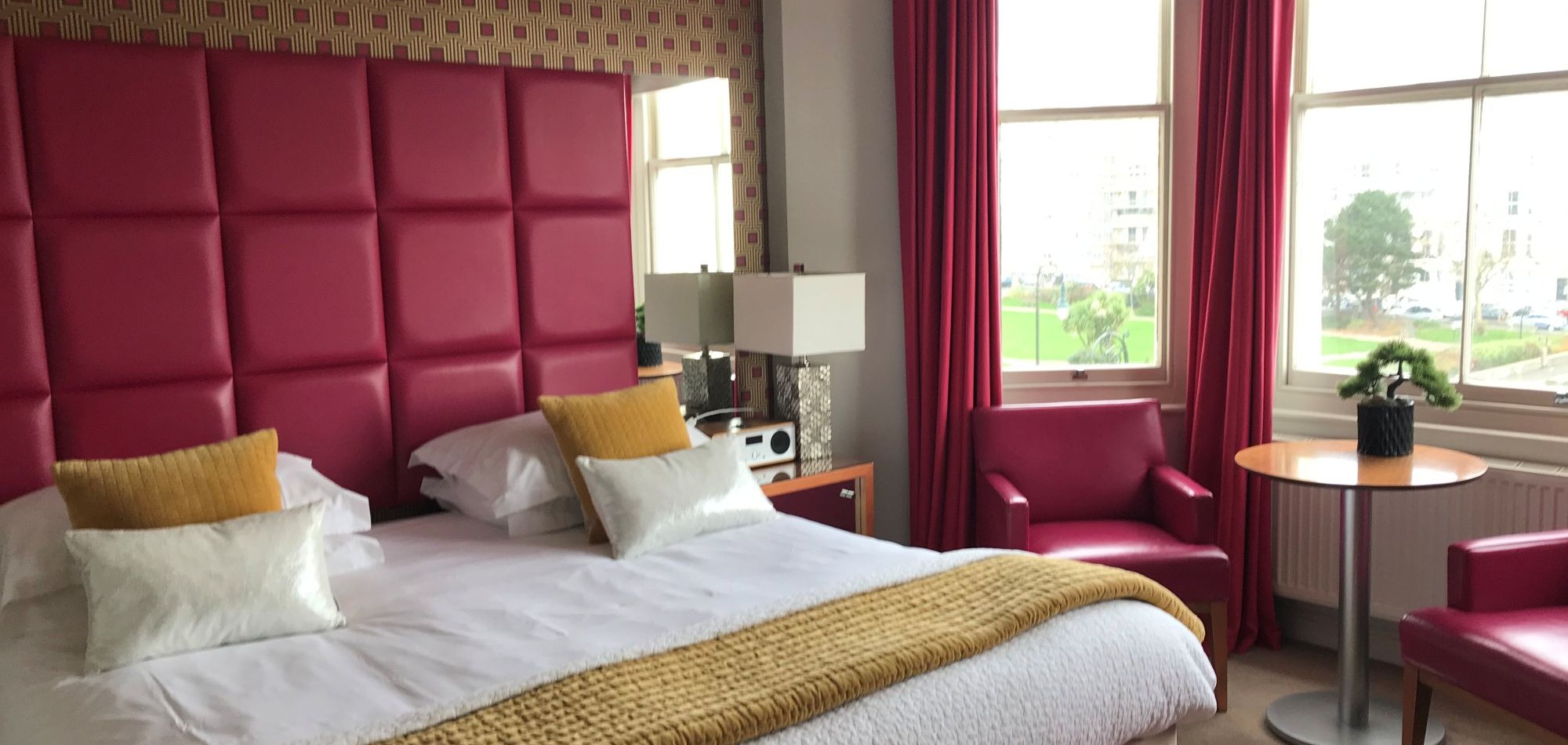 NINE BEDROOMS. SLEEPS 20. BY THE SEA.