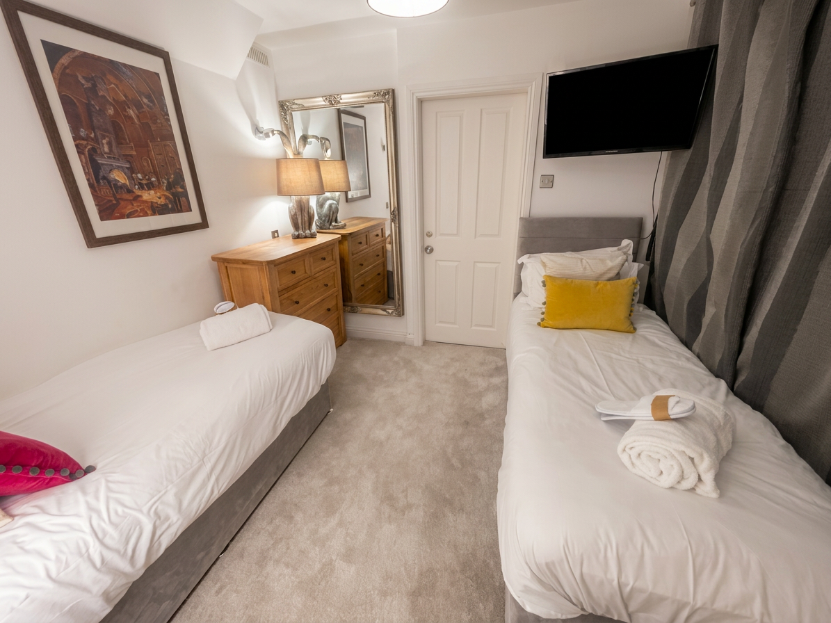 Hastings House Bedroom 9 — twin room, ensuite with shower
