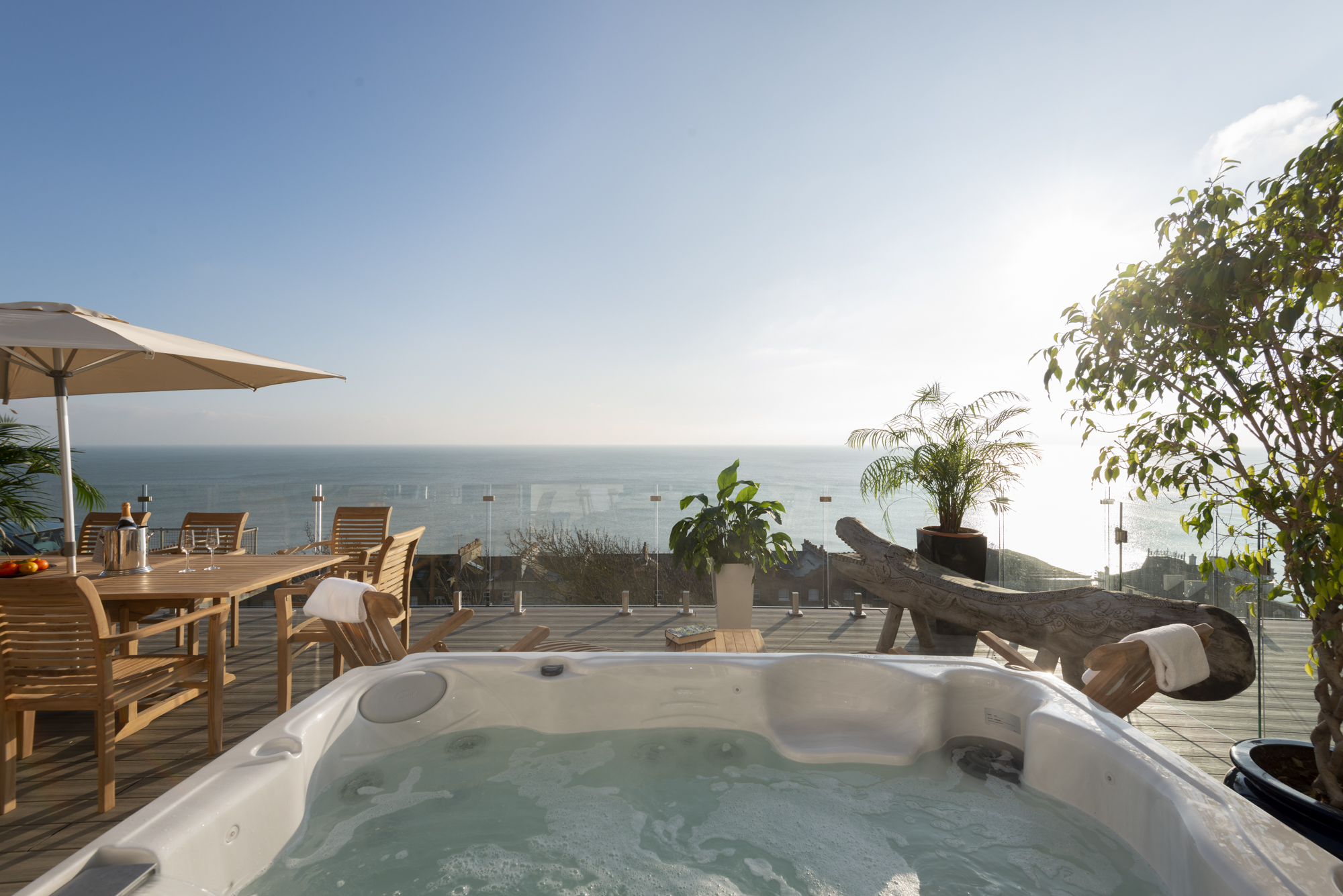 Cliffhanger House — hot tub with panoramic sea views, sleeps 14, East Sussex